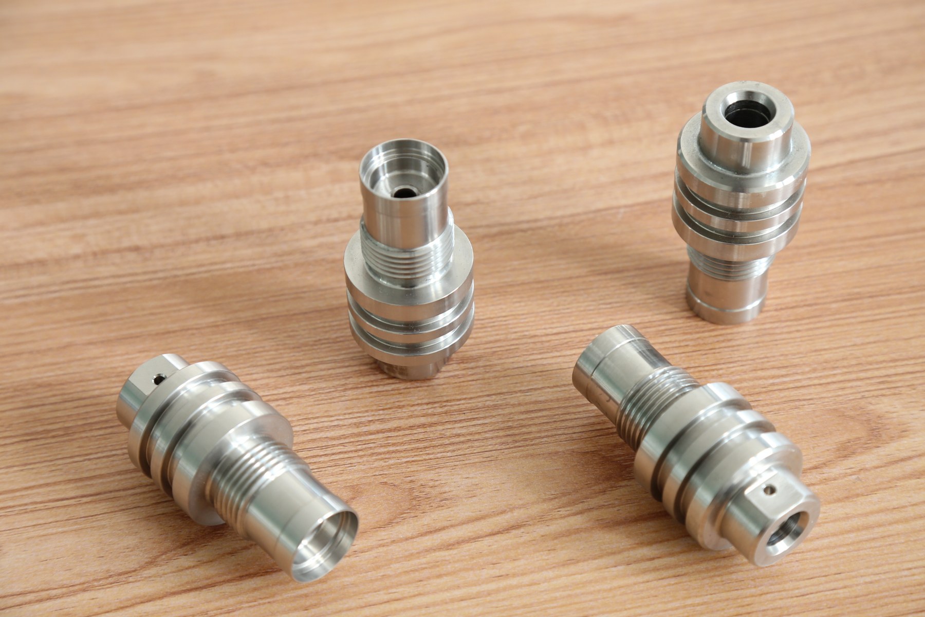 Metal fittings with machined threads and connection features