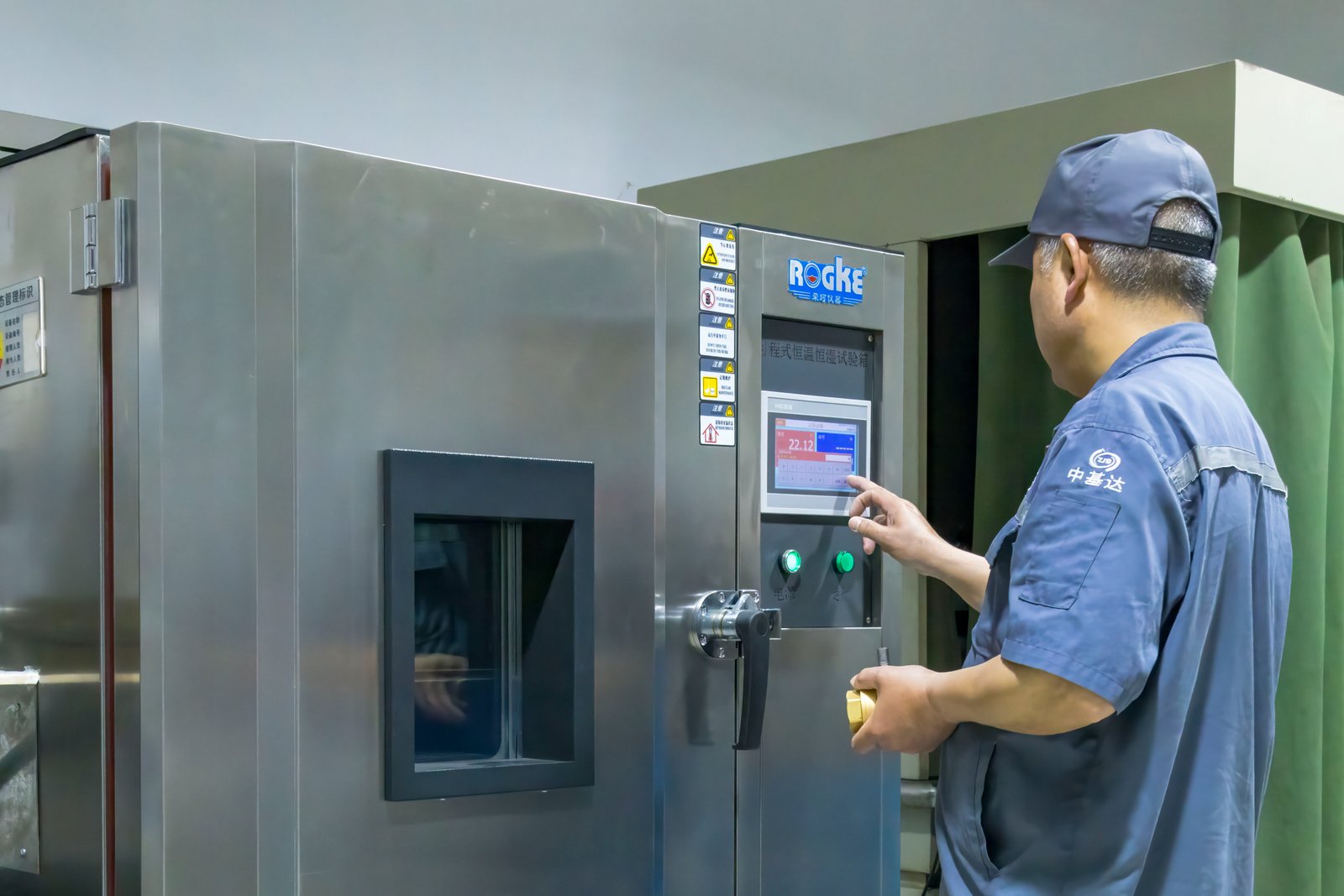 Temperature test using an environmental chamber
